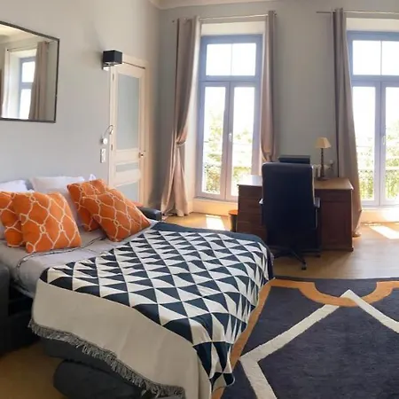 לינה וארוחת בוקר Chateau Les Alouettes קאן