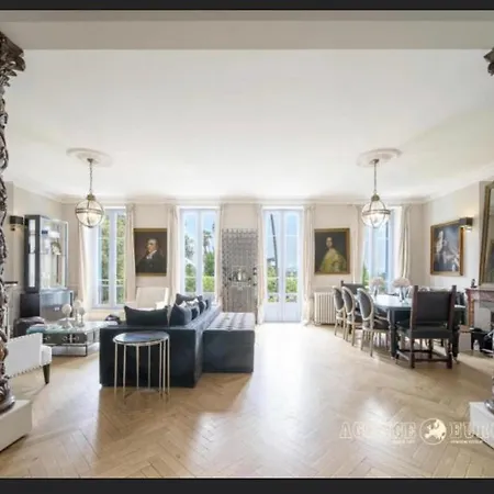 לינה וארוחת בוקר Chateau Les Alouettes קאן